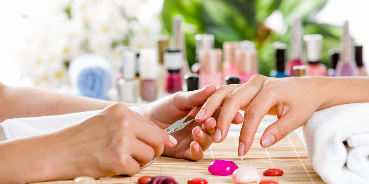 De ce să-ți faci manichiura la un salon de frumusețe